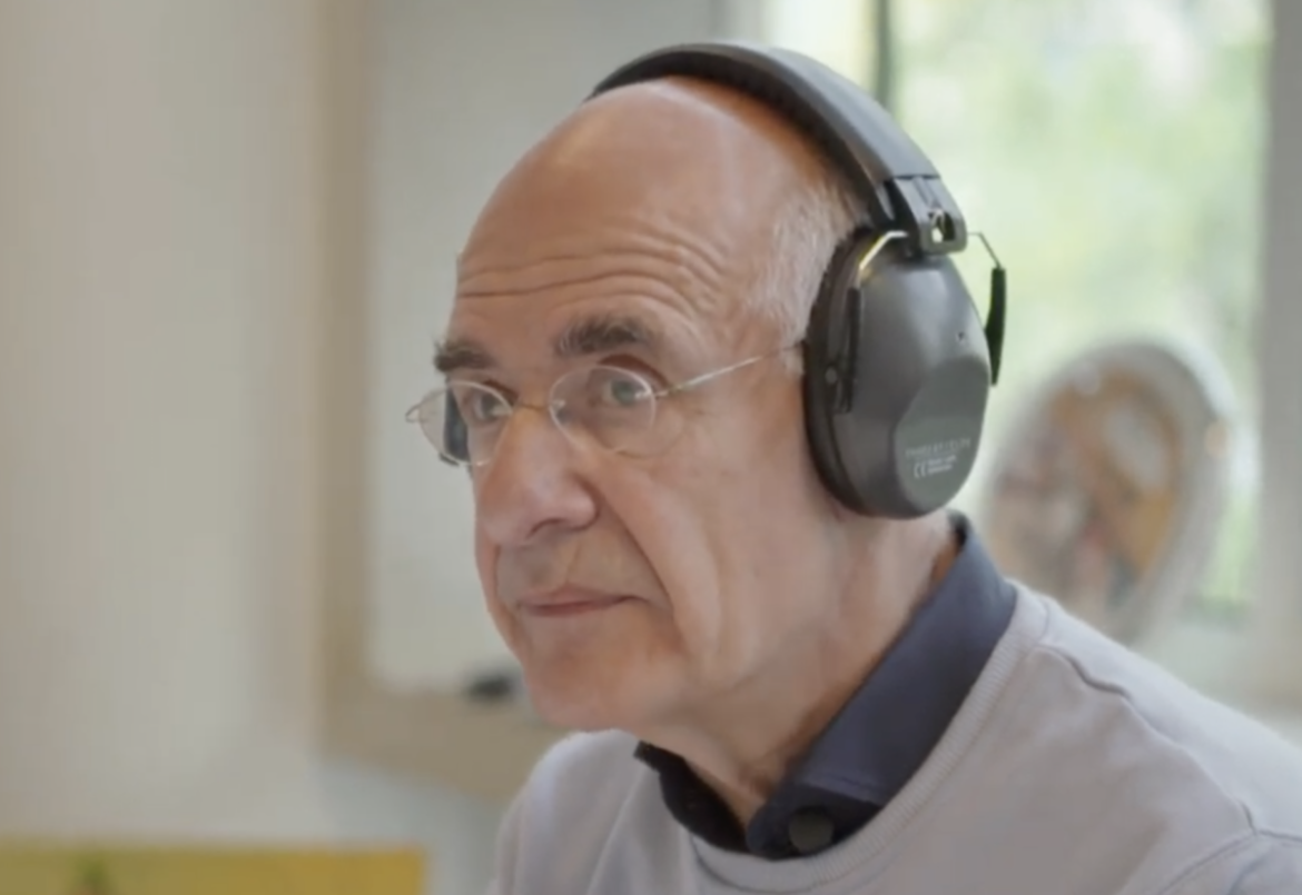 Frits Spits schrijft het Groot Larens Dictee