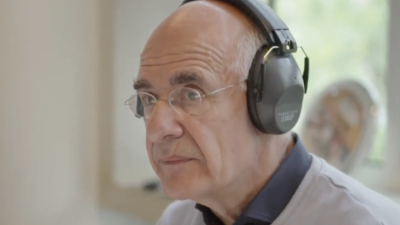 Frits Spits schrijft het Groot Larens Dictee