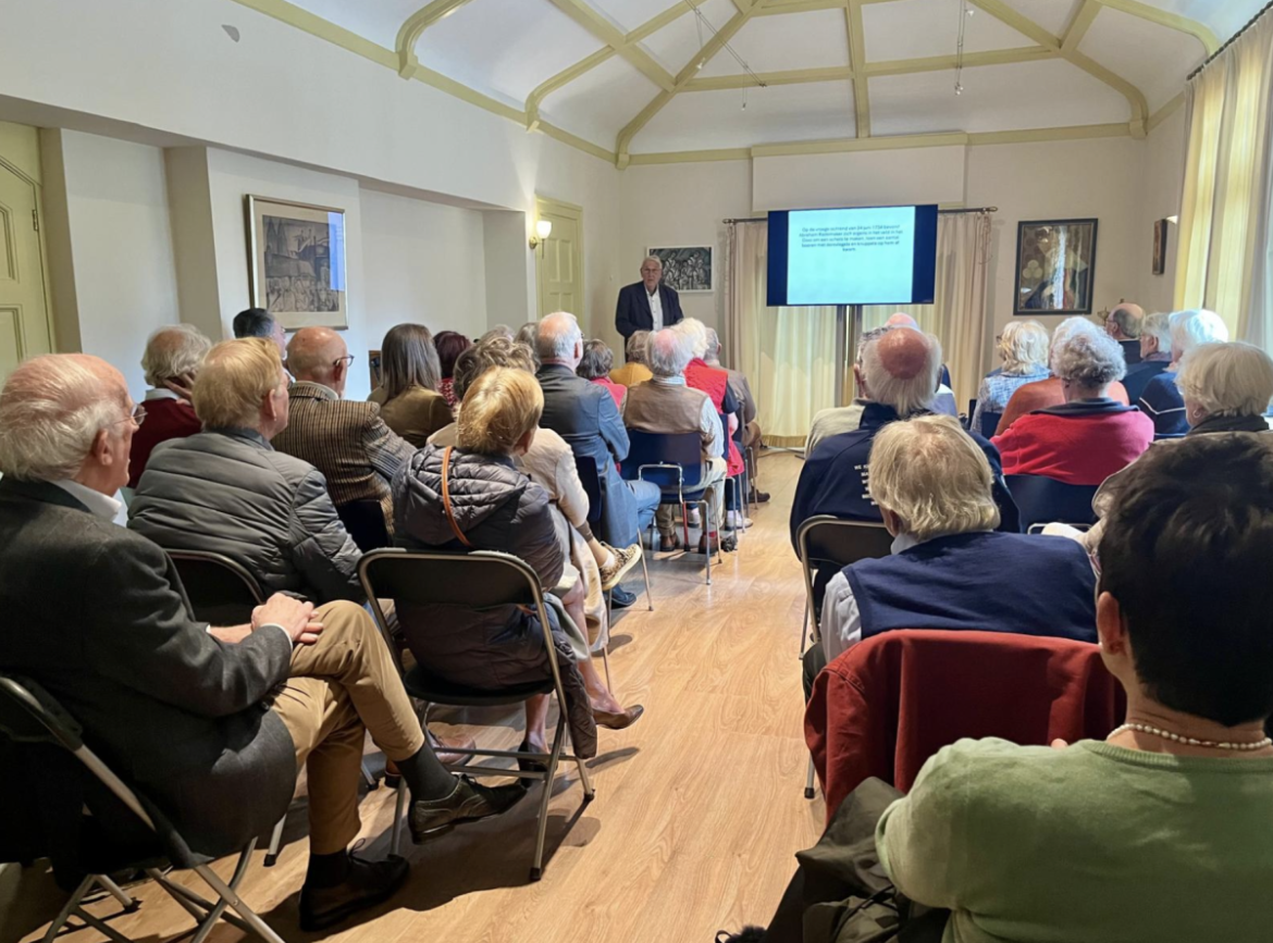 Er moesten stoelen worden bijgezet…