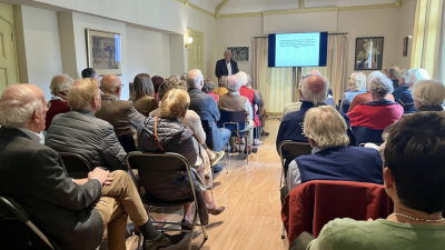 Er moesten stoelen worden bijgezet…