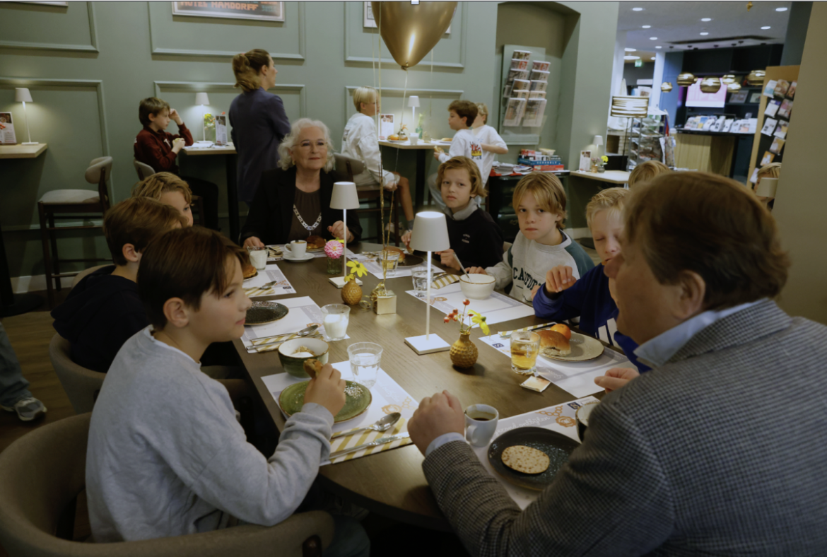 Burgemeester en wethouder ontbijten met groep 7 en 8 van de Larense Montessorischool