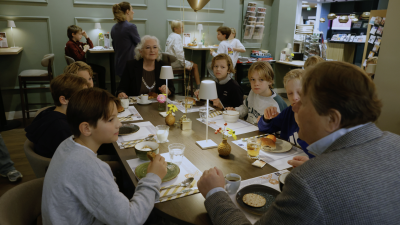 Burgemeester en wethouder ontbijten met groep 7 en 8 van de Larense Montessorischool