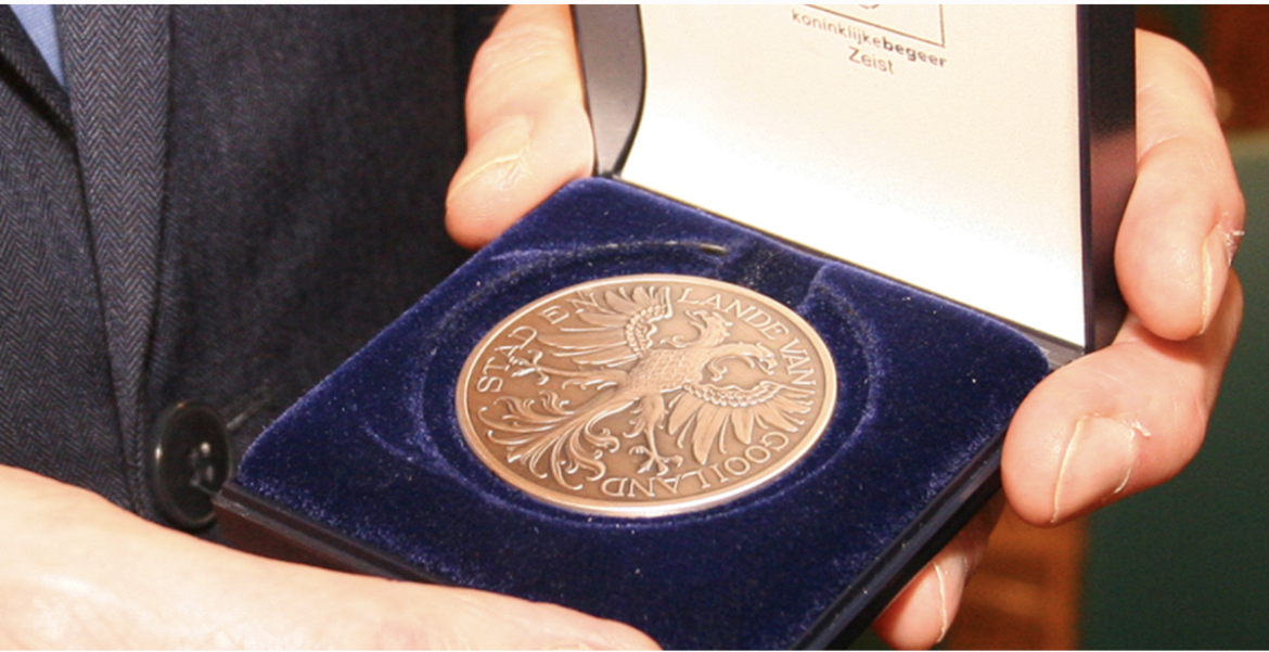 Hans Metz ontvangt Emil-Ludenpenning