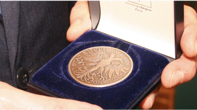 Hans Metz ontvangt Emil-Ludenpenning