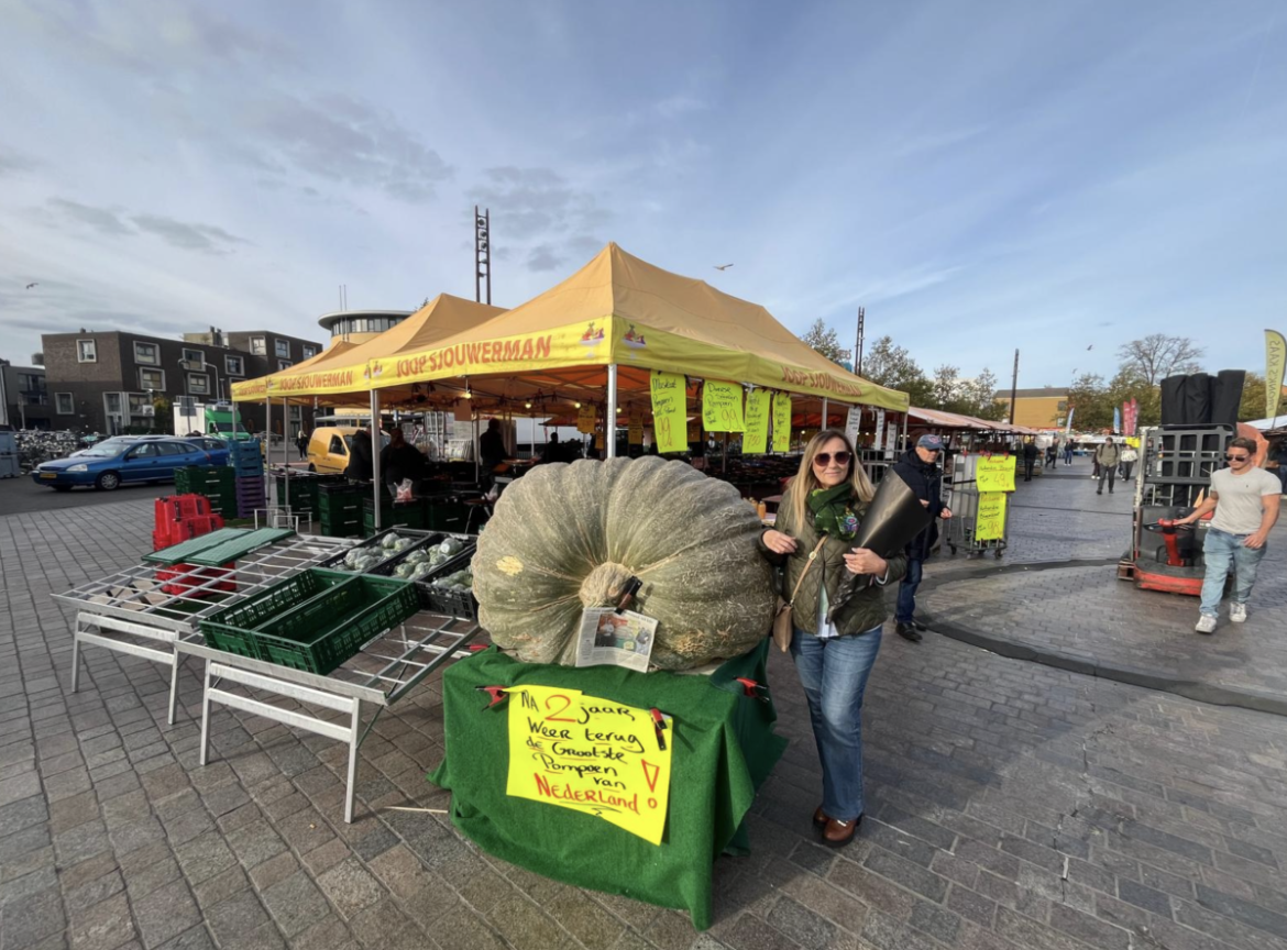 Larense Lisa met grootste pompoen van Nederland: 614 kilo!
