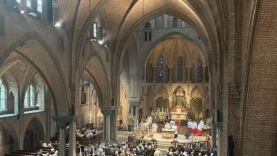 (fotoreportage)Feestelijk eeuwfeest met indrukwekkende altaarinwijding