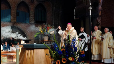Nieuw altaar in jarige basiliek