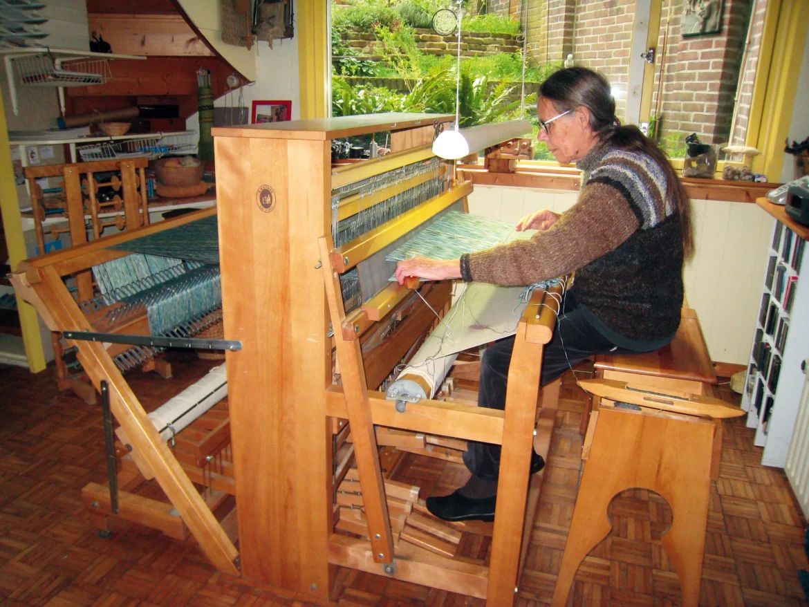 Demonstratie weefkunst door Greetje Majoor