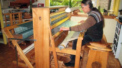 Demonstratie weefkunst door Greetje Majoor