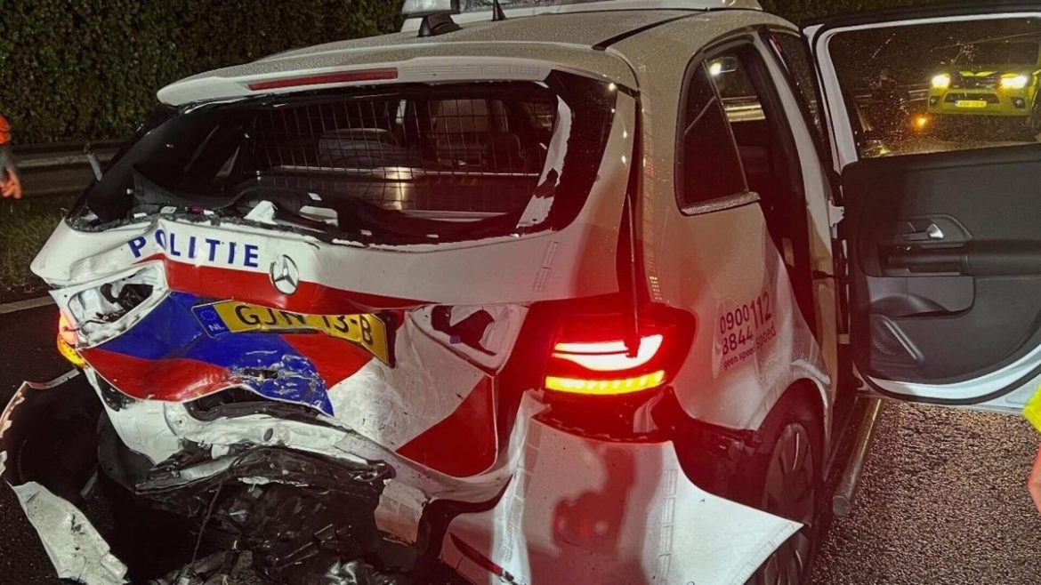 Dronken automobilist knalt op de A1 bij Laren met hoge snelheid tegen politieauto