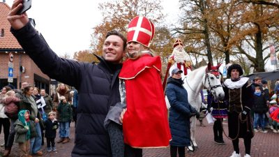 Vandaag komt Sinterklaas naar Laren!!!!!!!!