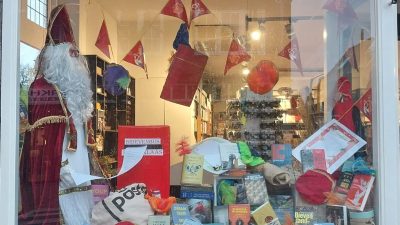 Sint naar Larense boekhandel