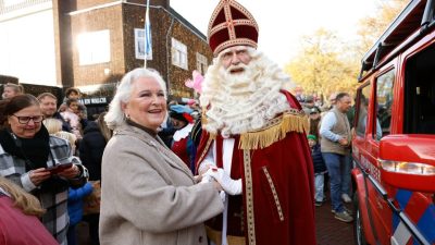 Burgemeester nog steeds  dol enthousiast over de komst van Sinterklaas naar Laren