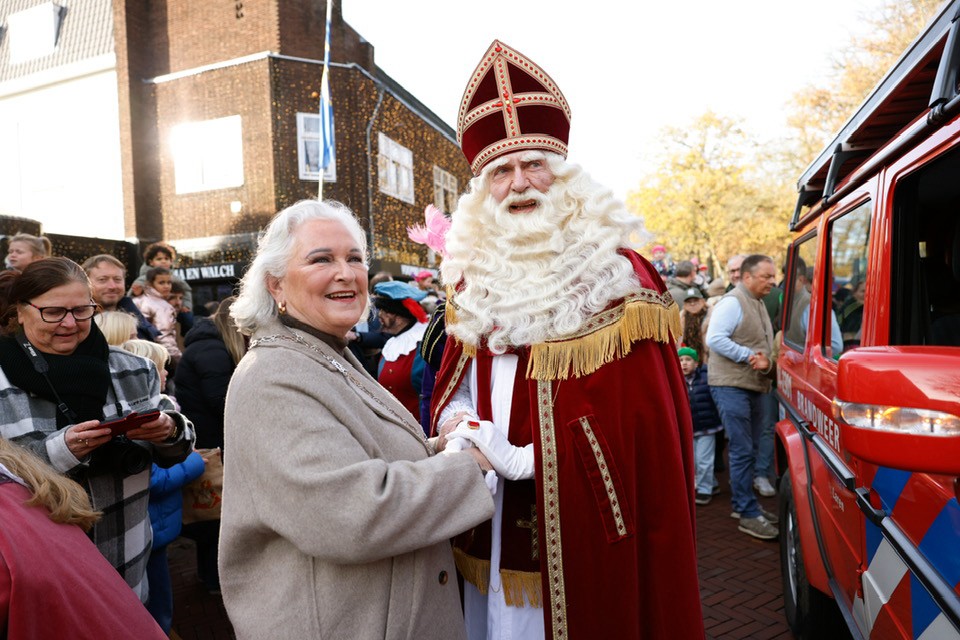 Burgemeester nog steeds  dol enthousiast over de komst van Sinterklaas naar Laren