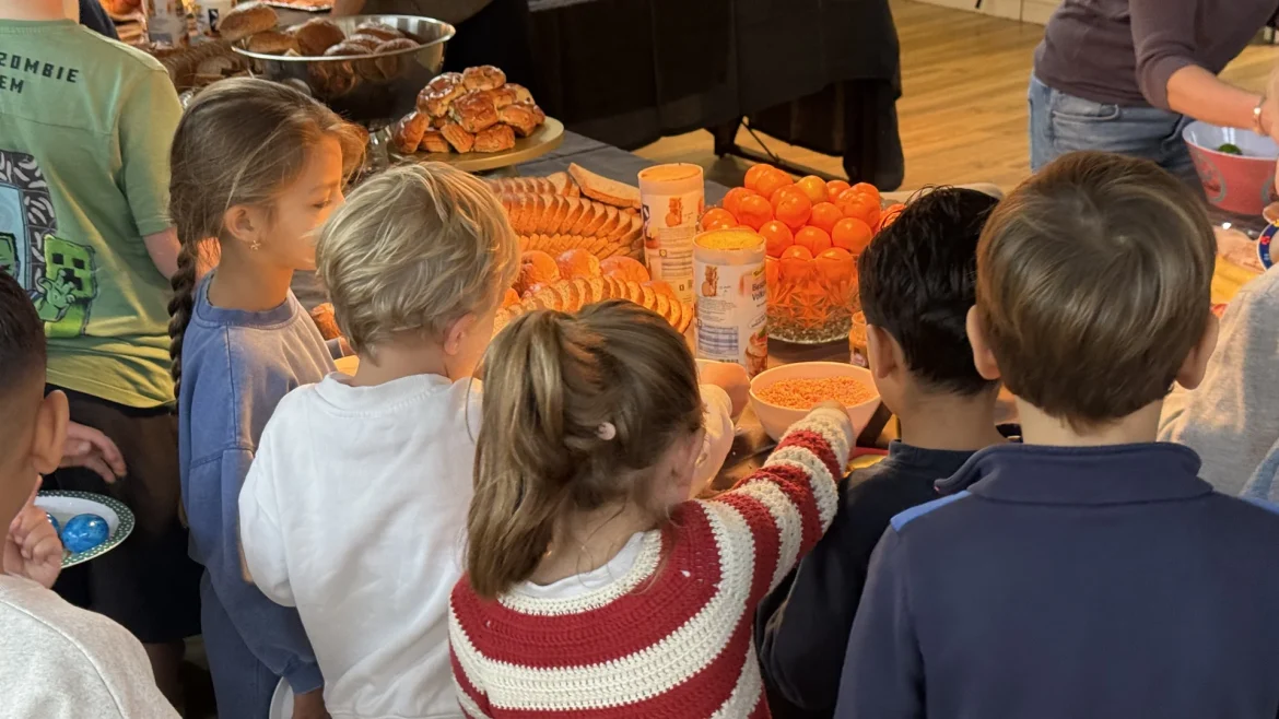 Leerlingen OBS de Ploeg starten dag met gezond ontbijt