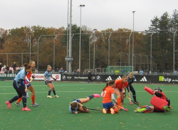 Hockeysters Laren gaan glimlachend richting de winterstop