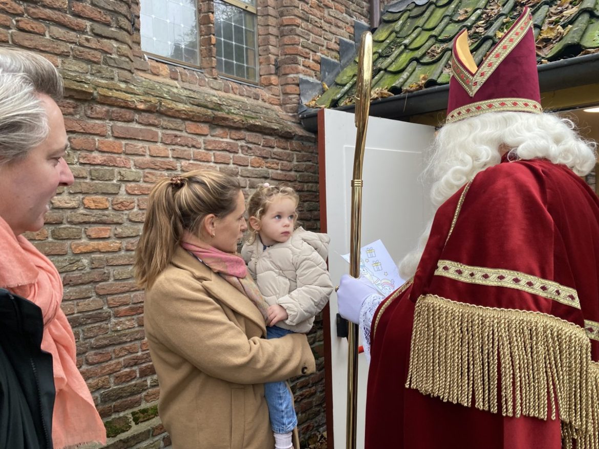 Sinterklaas bezoekt de Naarderstraat