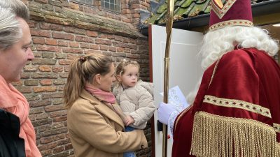 Sinterklaas bezoekt de Naarderstraat