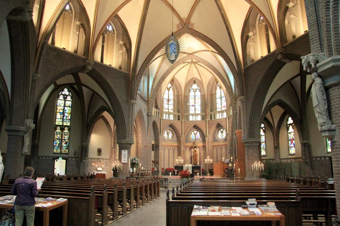 Laatste rooms-katholieke dienst in Onze Lieve Vrouwekerk in Hilversum. ’Als je iets niet wil is het wel een kerk sluiten’