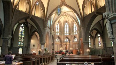 Laatste rooms-katholieke dienst in Onze Lieve Vrouwekerk in Hilversum. ’Als je iets niet wil is het wel een kerk sluiten’