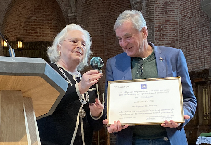 Gemeente Laren reikt erepenning uit aan Chris Bogaers