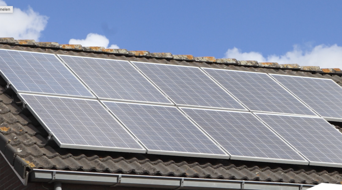 Zonnepanelen leveren steeds minder op: Noord-Hollandse huishoudens gemiddeld € 189 minder opbrengst in 2027.  In Laren  € 287 minder opbrengst