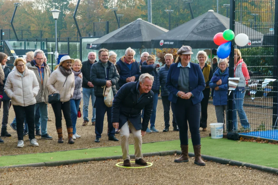 Wethouder opent nieuwe jeu de boulesbanen bij SV Laren’99
