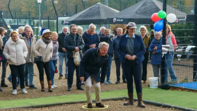 Wethouder opent nieuwe jeu de boulesbanen bij SV Laren’99