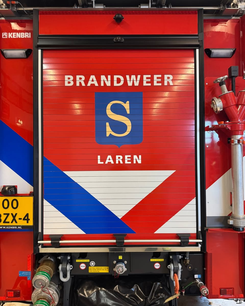 Pompluik met dorpswapen beplakt