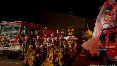 Ook de brandweer liet zich van hun beste kant zien op de Lichtjesparade. Ze maakte een eigen fotoreportage.