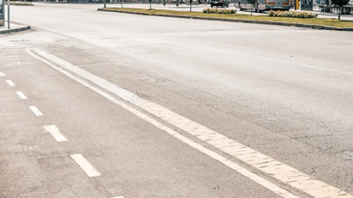 Laarderweg-West krijgt voorrangsweg met plateaus en fietsstroken