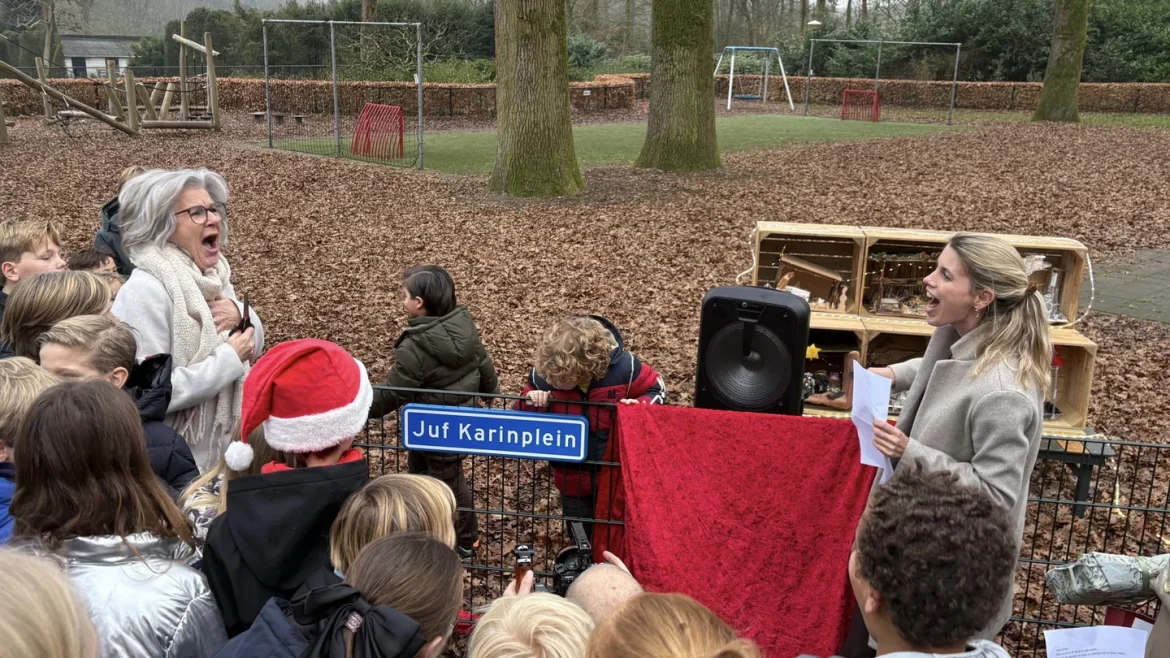 Afscheid juf Karin: basisschool onthult ‘Juf Karin-plein’