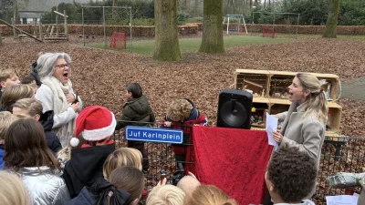 Afscheid juf Karin: basisschool onthult ‘Juf Karin-plein’