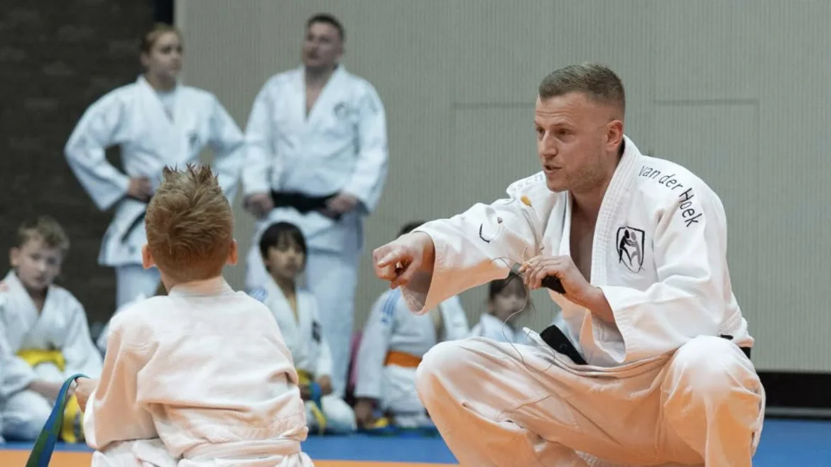 Larense judoschool Van der Hoek geeft clinic met wereldkampioen tijdens NK Judo