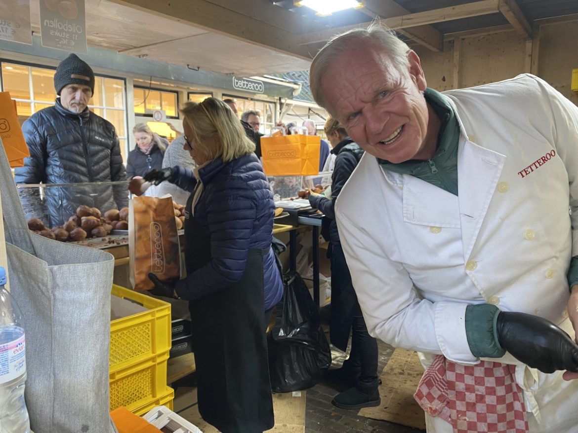 (fotorepo) Laren kleurt oranje..