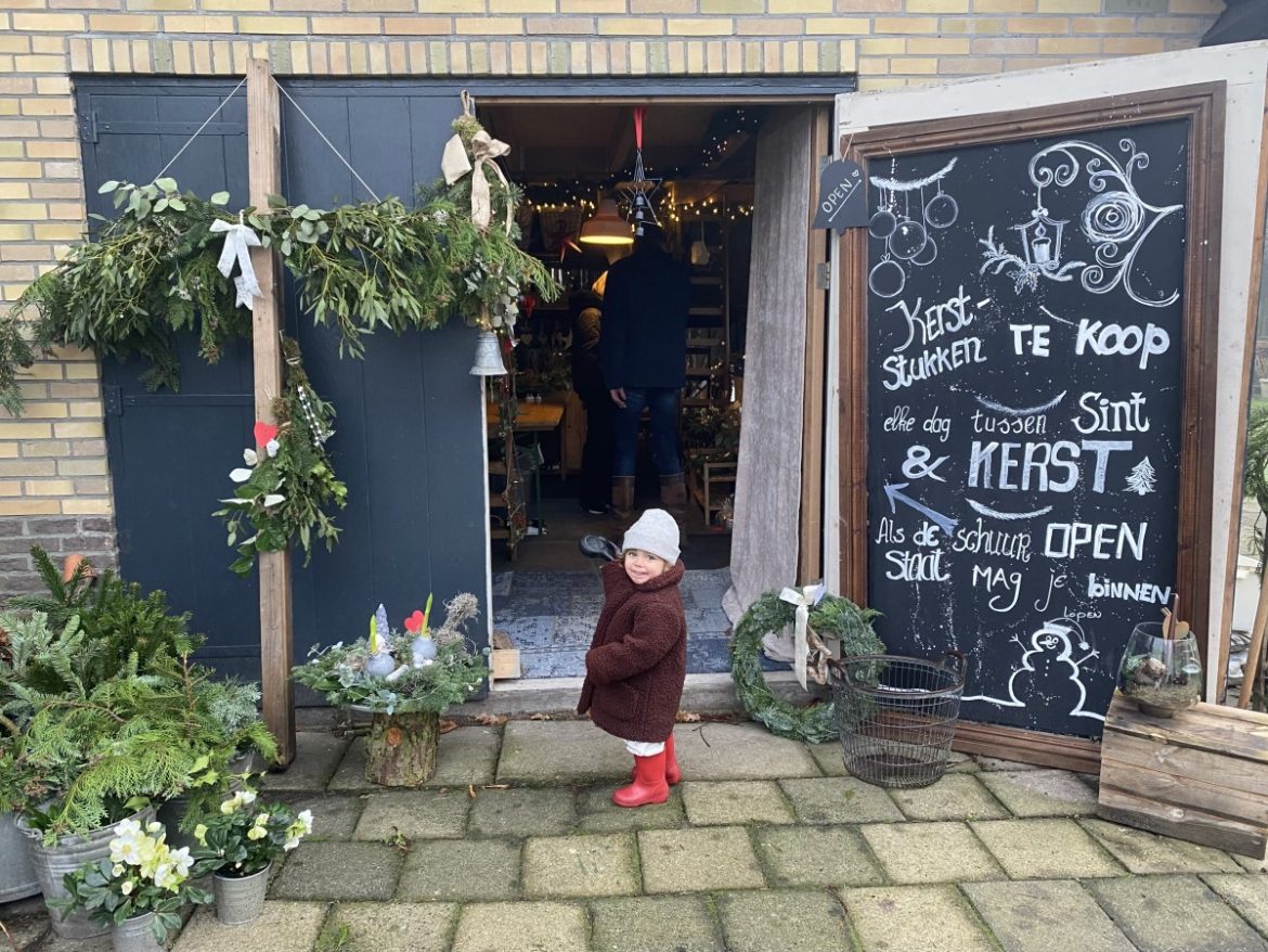 Esthers Bokkenschuur vol kerststukken op Tweede Ruiterweg