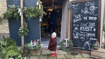 Esthers Bokkenschuur vol kerststukken op Tweede Ruiterweg