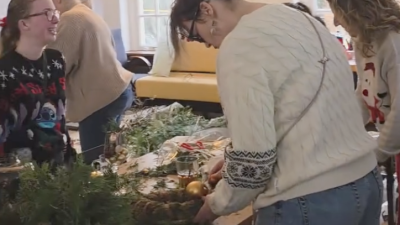 Gezelligheid bij voorbereiding Kerstmarkt Papageno Huis