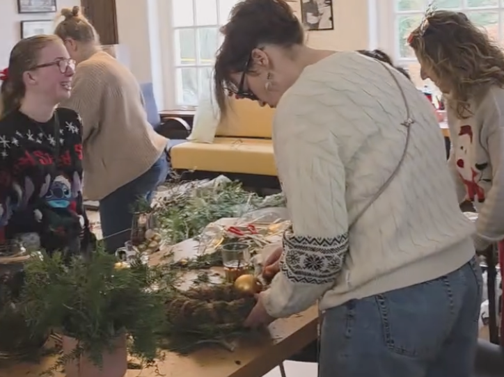 Gezelligheid bij voorbereiding Kerstmarkt Papageno Huis