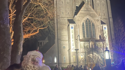 Laren wentelt zich in kerstsfeer. Basiliek in de spotlights op  Lichtjesavond