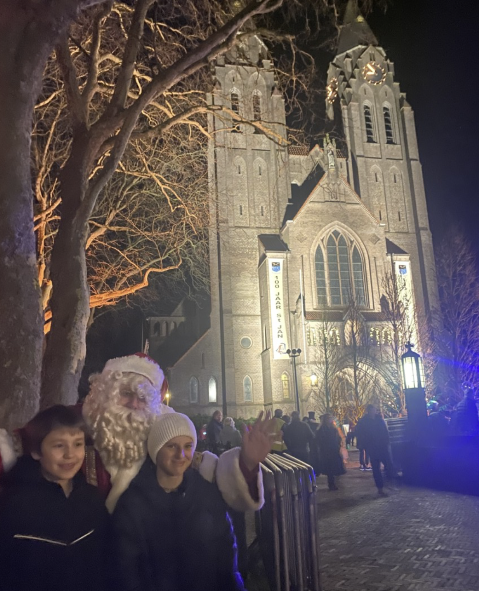 Laren wentelt zich in kerstsfeer. Basiliek in de spotlights op  Lichtjesavond