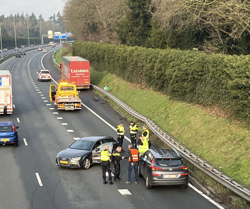 Veel file door botsing op de A1 bij Laren [update]