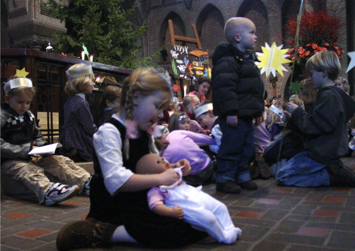 Kindje wiegen in de Sint Jansbasiliek