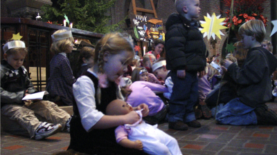 Kindje wiegen in de Sint Jansbasiliek
