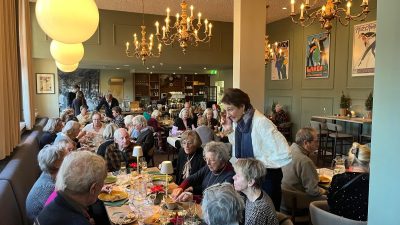 ( foto en video) Roos van der Struis (39) en Valerie Verburg-Stam (37) gaan in villadorp eenzaamheid onder Gooise ouderen te lijf