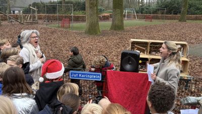 Ondanks haar afscheid zullen ze juf Karin op de Florencius in Laren niet snel vergeten dankzij het nieuwe Juf Karin-plein. ’Ik kon het niet droog houden’