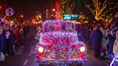 Drukbezochte Lichtjesavond luidt feestdagen in Laren in