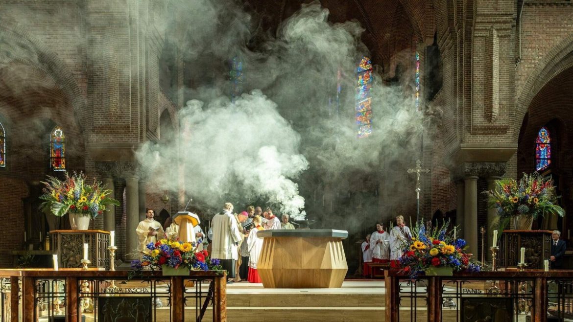 Verhalen en geheimen van de Sint Jansbasiliek ontrafeld. ’Ik had die figuurtjes in de banken nog nooit gezien’