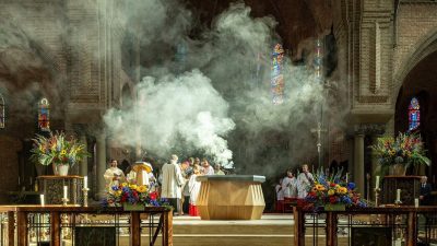 Verhalen en geheimen van de Sint Jansbasiliek ontrafeld. ’Ik had die figuurtjes in de banken nog nooit gezien’