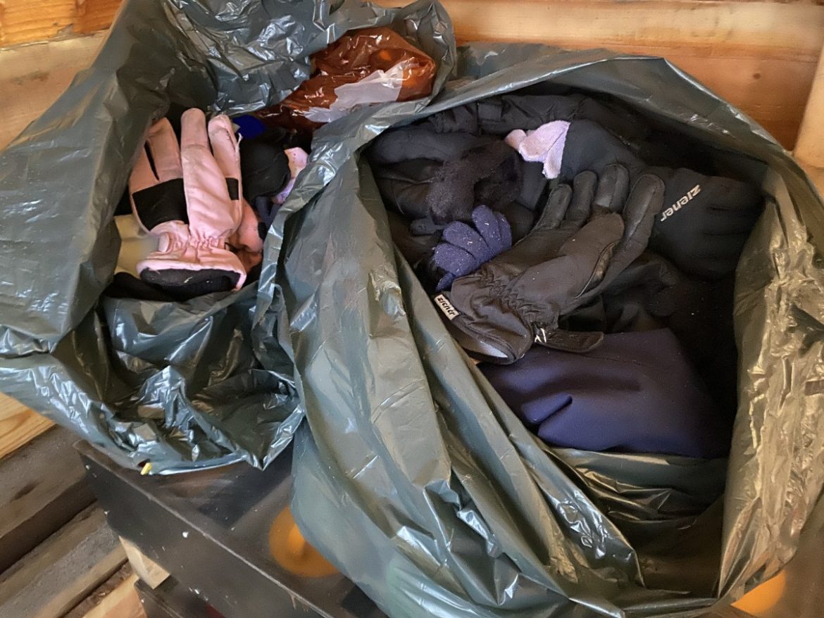 Zakken vol ‘Gevonden voorwerpen’ op het ijsbaantje